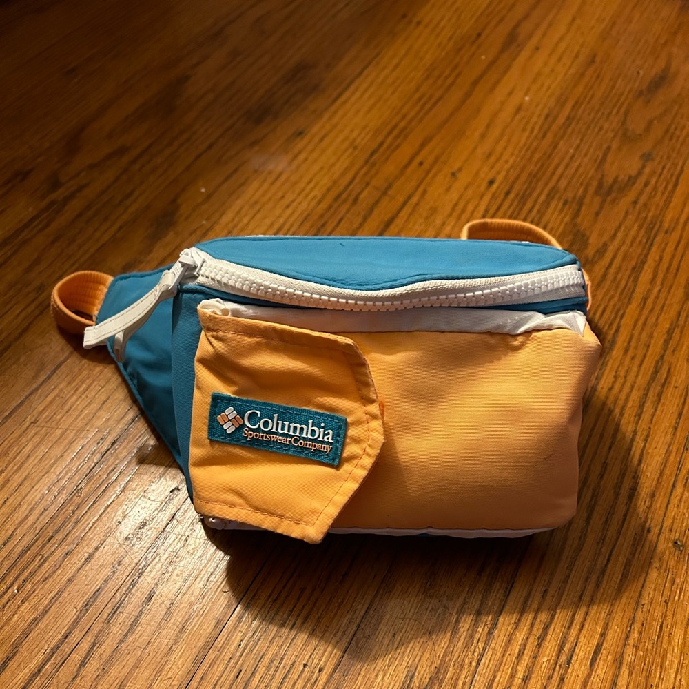 Columbia Fanny Pack w/White Zippers